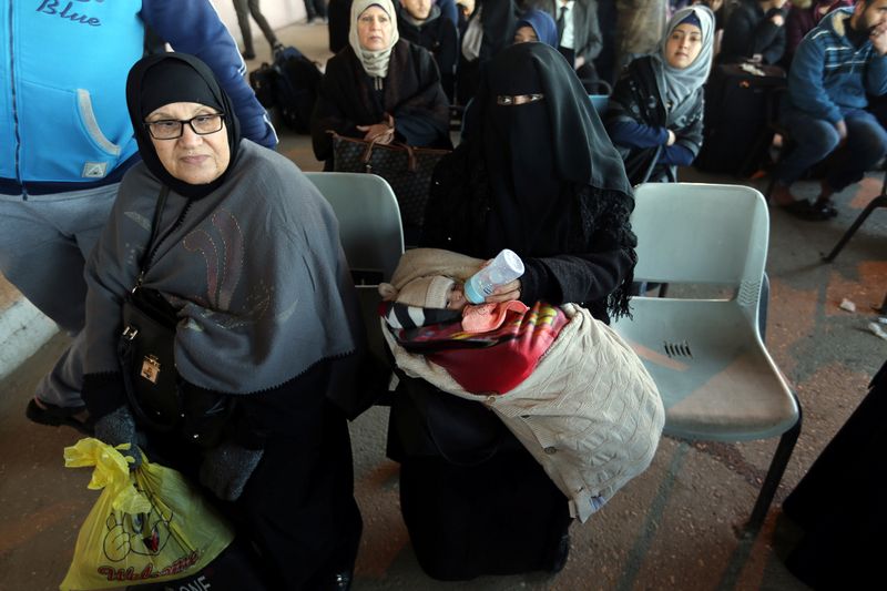 &copy; Reuters. سيدة فلسطينية داخل معبر رفح الحدودي بين مصر وقطاع غزة. رويترز