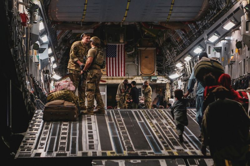 &copy; Reuters. قوات أمريكية داخل طائرة إجلاء في مطار كابول يوم 23 أغسطس آب 2021. صورة لرويترز من طرف ثالث