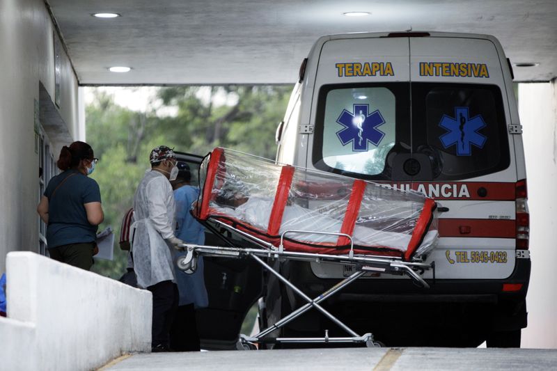 &copy; Reuters. Paciente com Covid-19 chega de ambulância em hospital da Cidade do México
29/07/2021
REUTERS/Luis Cortes