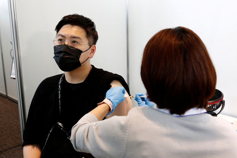 &copy; Reuters. FILE PHOTO: A man receives the Moderna coronavirus vaccine at the Tokyo Metropolitan Government building in Tokyo, Japan June 25, 2021. Rodrigo Reyes Marin/Pool via REUTERS