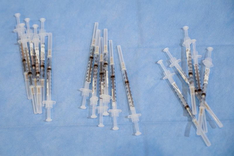 &copy; Reuters. Seringas com vacina da Pfizer em Nova York
23/2/2021 
REUTERS/Brendan McDermid