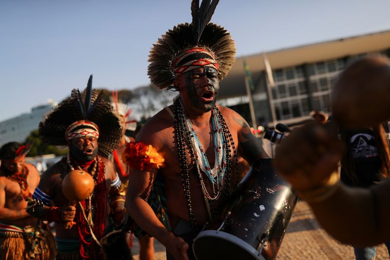 &copy; Reuters. Indígenas Pataxo participan en una protesta durante el primer día del juicio en el Supremo Tribunal Federal de un caso histórico sobre los derechos territoriales indígenas, en Brasilia, Brasil, Agosto 25, 2021. REUTERS/Amanda Perobelli