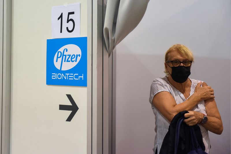 &copy; Reuters. Mulher recebe a terceira dose da vacina da Pfizer contra a Covid-19. 25/8/2021. REUTERS/Zorana Jevtic.
