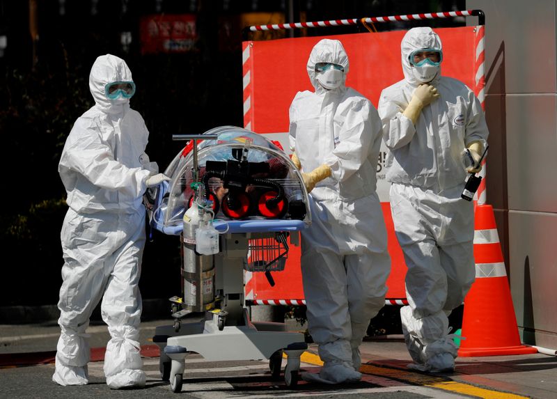 &copy; Reuters. 　８月２６日、韓国政府は、新型コロナウイルスによる死者が今年最多の２０人になったと明らかにした。写真は病院に搬送される新型コロナウイルス感染症が疑われる患者。テグで昨年３