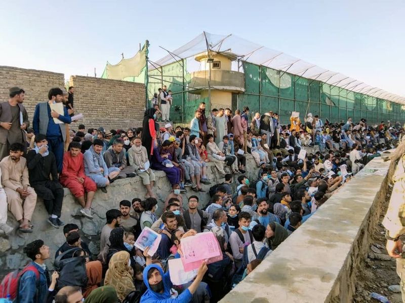 &copy; Reuters. حشود تنتظر خارج المطار في العاصمة الأفغانية كابول يوم الأربعاء.
(صورة لرويترز من وسائل التواصل الاجتماعي ويتم توزيعها كما تلقتها رويترز كخد