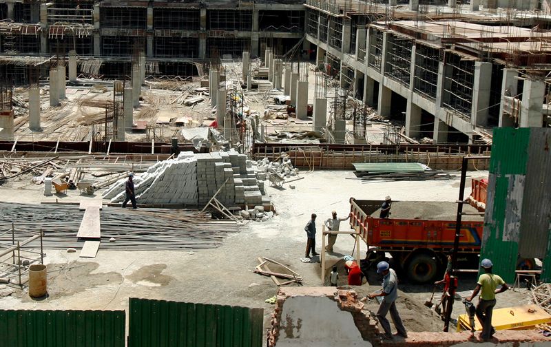 &copy; Reuters. FILE PHOTO: Labourers work at the construction site of a building in Mumbai May 11, 2009. REUTERS/Punit Paranjpe