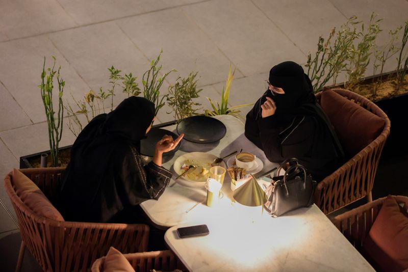 &copy; Reuters. Saudi women sit at David Burke's restaurant, in The Zone restaurant complex, in Riyadh, Saudi Arabia August 25, 2021. REUTERS/Ahmed Yosri