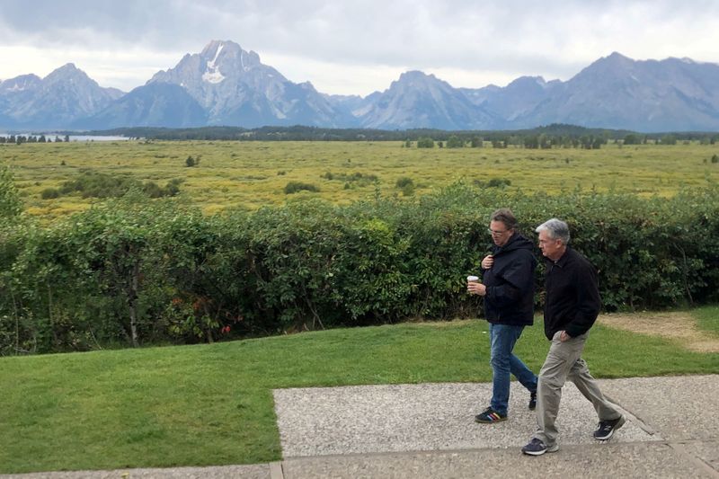 © Reuters. Federal Reserve Chair Jerome Powell and New York Federal Reserve President John Williams walk together, ahead of the Kansas City Federal Reserve Bank’s annual conference on monetary policy, in Jackson Hole, Wyoming, U.S., August 22, 2019. REUTERS/Ann Saphir