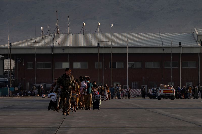 &copy; Reuters. Les Etats-Unis et leurs alliés ont appelé les foules qui se pressent à l'aéroport de Kaboul pour tenter de fuir l'Afghanistan à quitter la zone en évoquant des risques d'attaques terroristes par des partisans du groupe Etat islamique (EI), sur fond 