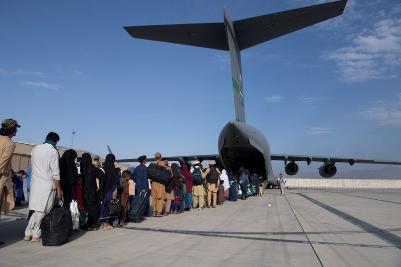 &copy; Reuters. أشخاص يتم إجلاؤهم من أفغانستان على متن طائرة أمريكية في مطار كابول يوم 24 أغسطس آب 2021. صورة حصلت عليها رويترز من قوات الدفاع الجوي الأمريكية.