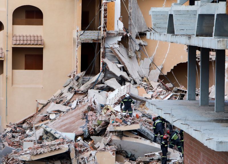 &copy; Reuters. Los bomberos trabajan entre los escombros de un edificio derrumbado en la localidad de Peñíscola, España, 26 de agosto de 2021. REUTERS/Eva Mañez