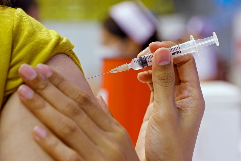 &copy; Reuters. La Thaïlande, qui s'efforce d'accélérer sa campagne de vaccination contre le COVID-19, est en pourparlers pour acheter des millions de doses de vaccins à des pays européens, a déclaré jeudi un responsable thaïlandais de la santé. /Photo prise le 