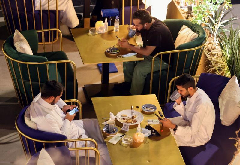 &copy; Reuters. أشخاص يجلسون في مطعم ديفيد بيرك في مركز "ذا ذون" التجاري في الرياض بصورة التقطت يوم 25 أغسطس آب 2021. تصوير: أحمد يسري - رويترز.
