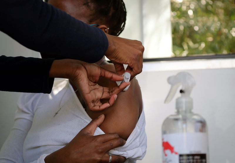 &copy; Reuters. Pessoa é vacinada contra Covid-19 em Joahanesburgo, na África do Sul
20/08/2021 REUTERS/ Sumaya Hisham
