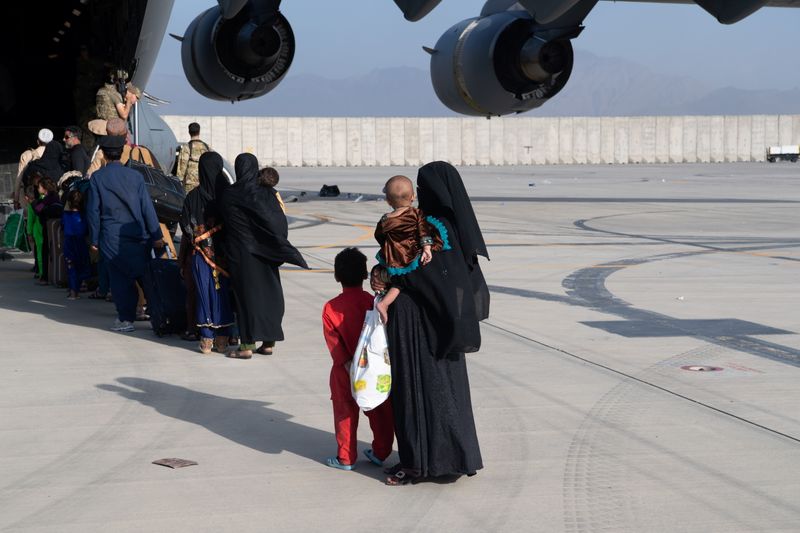 &copy; Reuters. أشخاص يتم إجلاؤهم من أفغانستان على متن طائرة أمريكية في مطار كابول يوم 24 أغسطس آب 2021. صورة حصلت عليها رويترز من قوات الدفاع الجوي الأمريكية.

