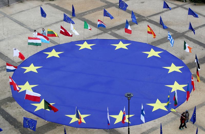 © Reuters. Diverse bandiere degli Stati Ue a piazza Schuman a Bruxelles, fuori dalla sede della Commissione europea.  REUTERS/Yves Herman