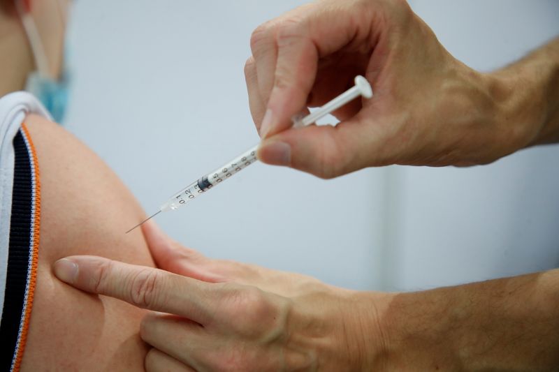 &copy; Reuters. Profissional de saúde aplica vacina contra Covid-19 em Paris
13/08/2021 REUTERS/Sarah Meyssonnier