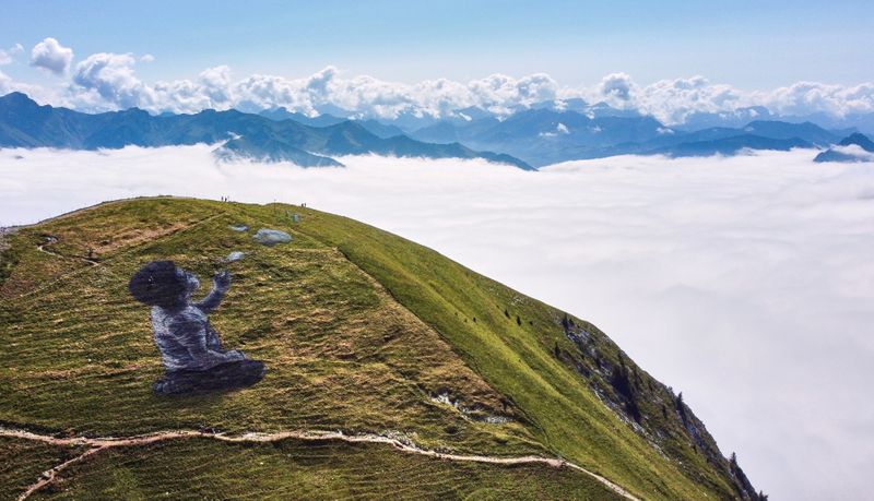 &copy; Reuters. Imagen tomada desde un dron de la obra "Un nouveau souffle" del artista francés SAYPE en la cima del pico Moléson, cerca de Gruyeres, Suiza. 25 agosto 2021. REUTERS/Denis Balibouse