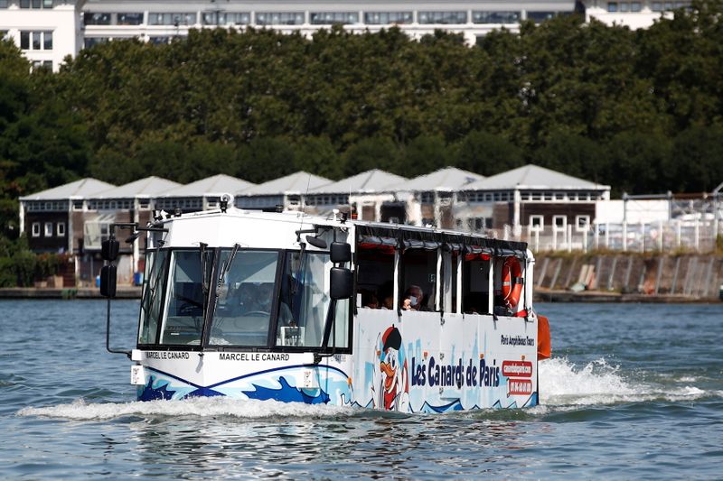&copy; Reuters. Un autobús anfibio llamado "Marcel le Canard" pasea por el río Sena en Sevres, cerca de París, Francia. 25 agosto 2021. REUTERS/Sarah Meyssonnier