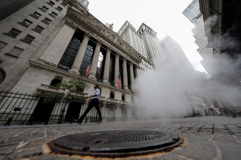 © Reuters. La Bourse de New York évolue en ordre dispersé jeudi. Quelques minutes après l'ouverture, l'indice Dow Jones gagne 0,15%. /Photo prise le 19 août 2021/REUTERS/Andrew Kelly
