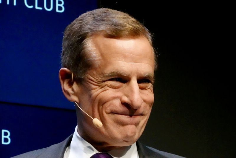 © Reuters. FILE PHOTO: Dallas Federal Reserve Bank President Robert Kaplan speaks at the Commonwealth Club in San Francisco, U.S., October 11, 2019. REUTERS/Ann Saphir/File Photo