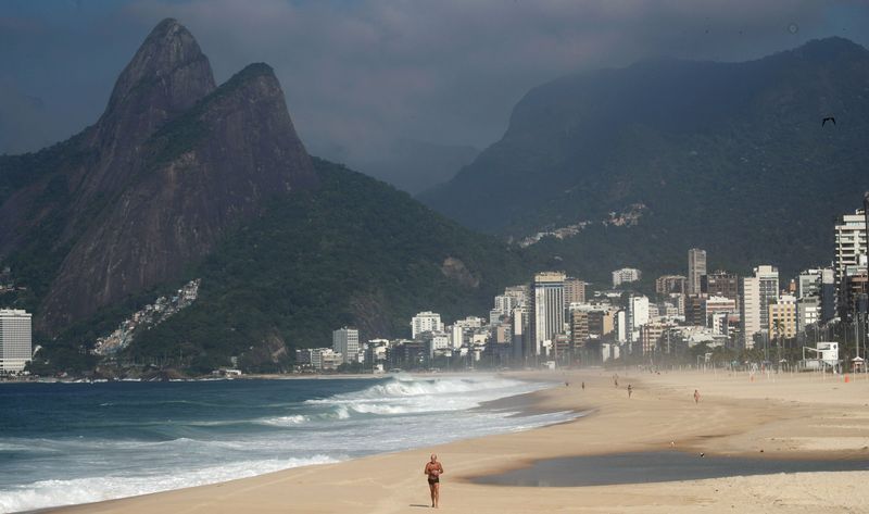 &copy; Reuters. Homem se exercita na praia de Ipanema durante pandemia de Covid-19 no Rio de Janeiro
20/03/2021 REUTERS/Ricardo Moraes