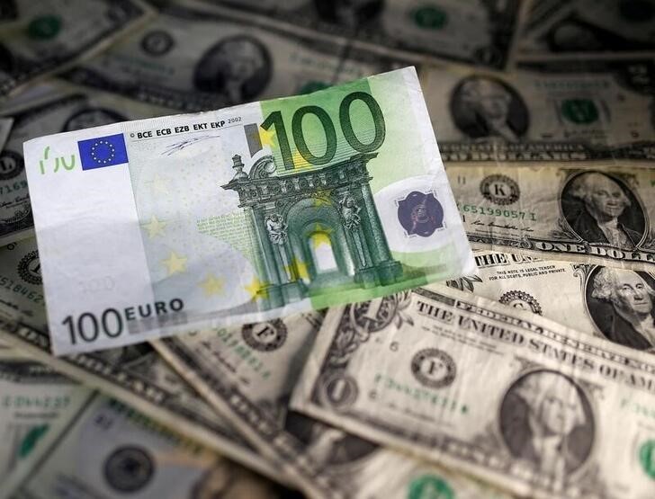 &copy; Reuters. Imagen de archivo ilustrativa de billetes de dólares y euros