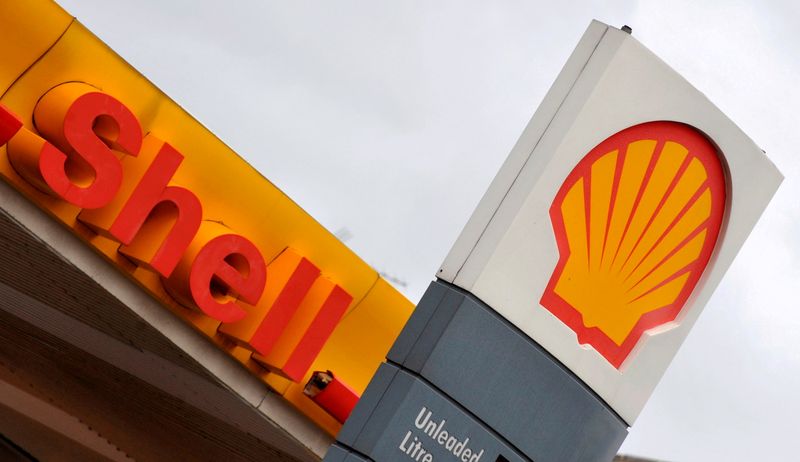 &copy; Reuters. FILE PHOTO: The Royal Dutch Shell logo is seen at a Shell petrol station in London, January 31, 2008. REUTERS/Toby Melville/File Photo