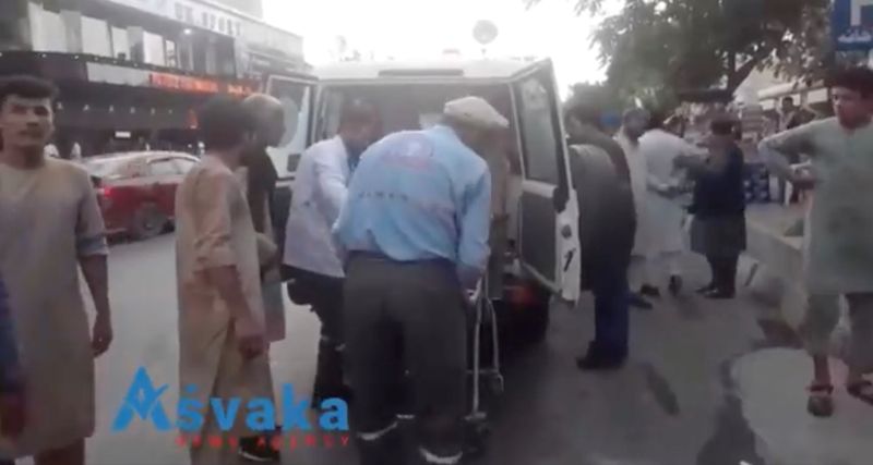 &copy; Reuters. Personas heridas llegan a hospital de Kabul, Afganistán, 26 agosto 2021.
ASVAKA NEWS/via REUTERS 