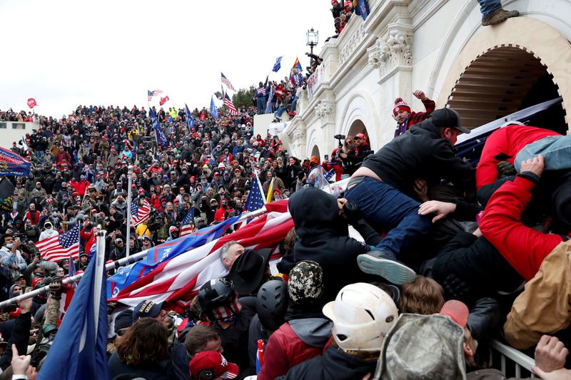© Reuters. FILE PHOTO: Pro-Trump protesters storm into the U.S. Capitol during clashes with police, during a rally to contest the certification of the 2020 U.S. presidential election results by the U.S. Congress, in Washington, U.S, January 6, 2021. REUTERS/Shannon Stapleton/File Photo - RC2L8P92IGIH