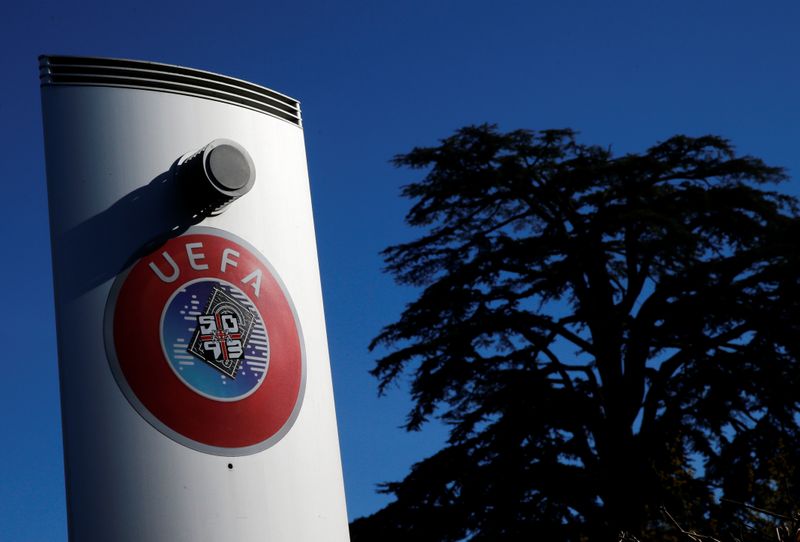 &copy; Reuters. شعار الاتحاد الأوروبي لكرة القدم خارج مقره في نيون بسويسرا - صورة من أرشيف رويترز.