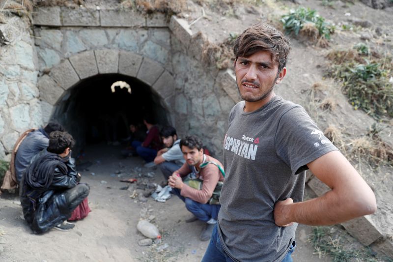 &copy; Reuters. مهاجرون أفغان يختبئون من قوات الأمن التركية في فان في صورة بتاريخ 23 أغسطس اب 2021. تصوير: مراد سيزار - رويترز. 