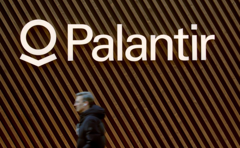 © Reuters. FILE PHOTO:  The logo of U.S. software company Palantir Technologies is seen in Davos, Switzerland January 22, 2020.  REUTERS/Arnd Wiegmann