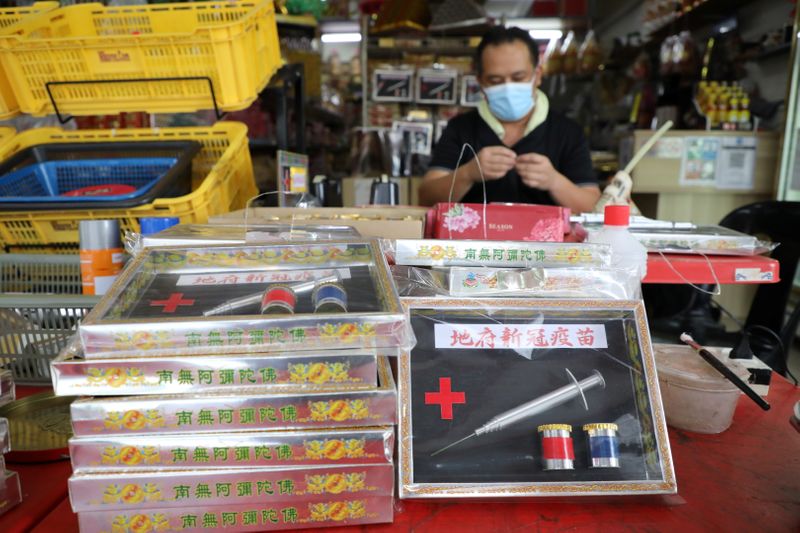 &copy; Reuters. Raymond Shieh elabora seringas de papel em loja em Johor Bahru, Malásia
24/8/2021 REUTERS/Lim Huey Teng