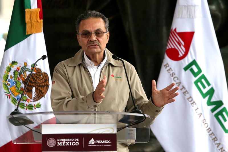 &copy; Reuters. FILE PHOTO: Pemex Chief Executive Officer Octavio Romero gestures in a news conference after Sunday's fire on an offshore platform in the southern Gulf of Mexico, at the headquarters of state-owned oil giant in Mexico City, Mexico, August 23, 2021. REUTER