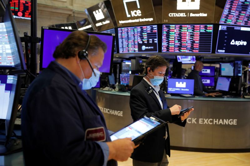 &copy; Reuters. La Bourse de New York a fini en baisse jeudi. L'indice Dow Jones a cédé 0,54%. /Photo prise le 17 août 2021/REUTERS/Andrew Kelly