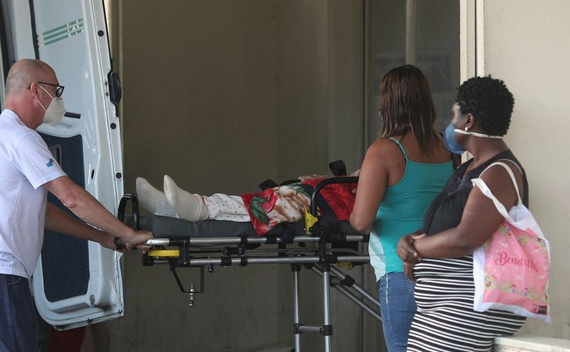 &copy; Reuters. Paciente com Covid em hospital no Rio de Janeiro
 15/4/2021 REUTERS/Ricardo Moraes