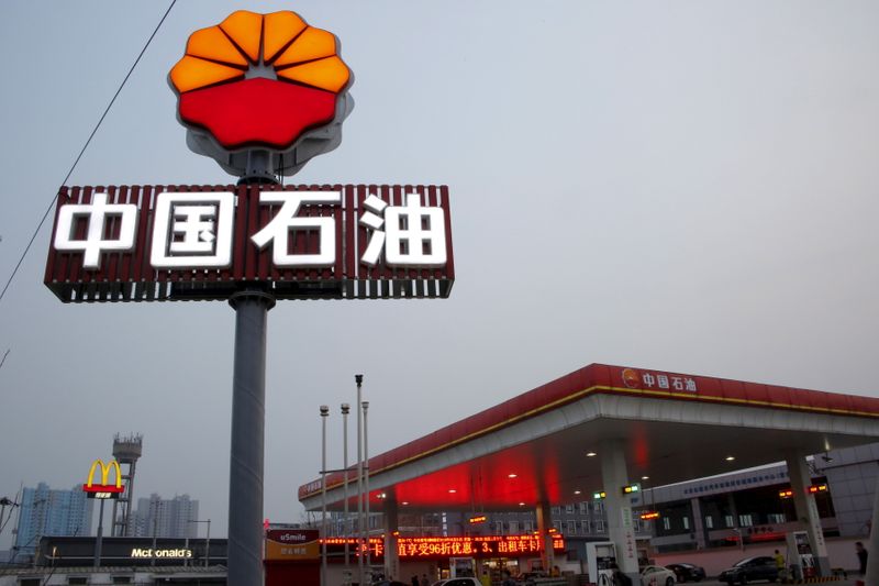 &copy; Reuters.  ８月２６日、中国の国有石油大手、中国石油天然ガス集団（ＣＮＰＣ）の上場子会社ペトロチャイナが発表した上期決算は、純損益が前年同期の赤字から黒字に転換した。写真は中国石油