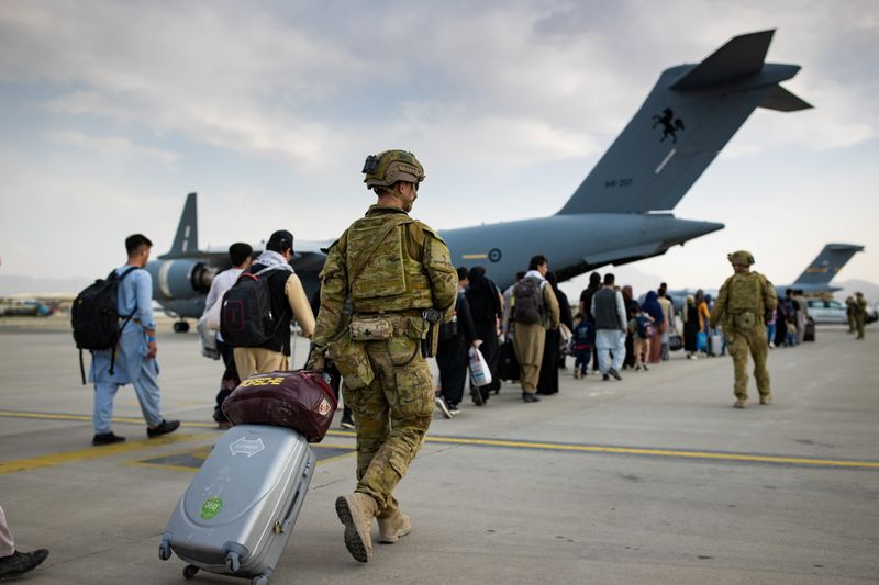 &copy; Reuters.   ８月２７日、オーストラリアのダットン国防相は、アフガニスタンの首都カブールの空港周辺で起きた自爆攻撃を巡り、豪軍関係者全員が爆発前にアフガンを離れており、死亡した豪兵は