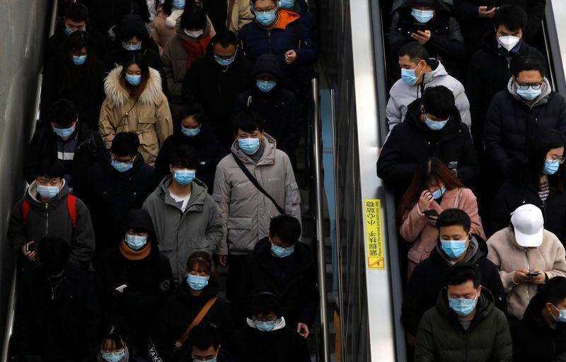 &copy; Reuters. People wearing face masks commute in a subway station during morning rush hour, following the coronavirus disease ( COVID-19) outbreak, in Beijing, China January 20, 2021. REUTERS/Tingshu Wang/File Photo