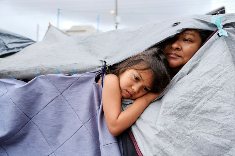 &copy; Reuters. 　メキシコのロペスオブラドール大統領は２６日、米国は移民規制ばかりでなく開発にも投資する必要があるとの考えを示した。写真はメキシコ・ティフアナの移民用仮設キャンプで４月撮