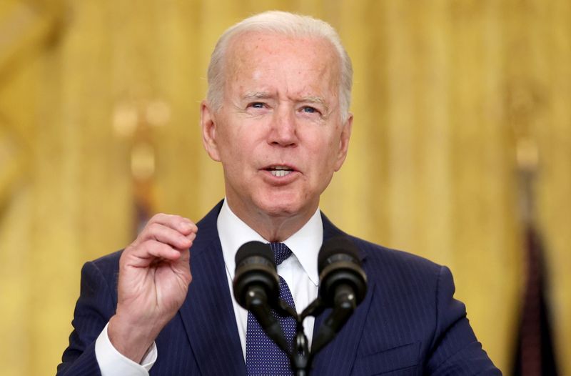 &copy; Reuters. Le président américain Joe Biden a promis jeudi de continuer à traquer les auteurs de l'attentat qui a frappé l'aéroport de Kaboul. /Photo prise le 26 août 2021/REUTERS/Jonathan Ernst