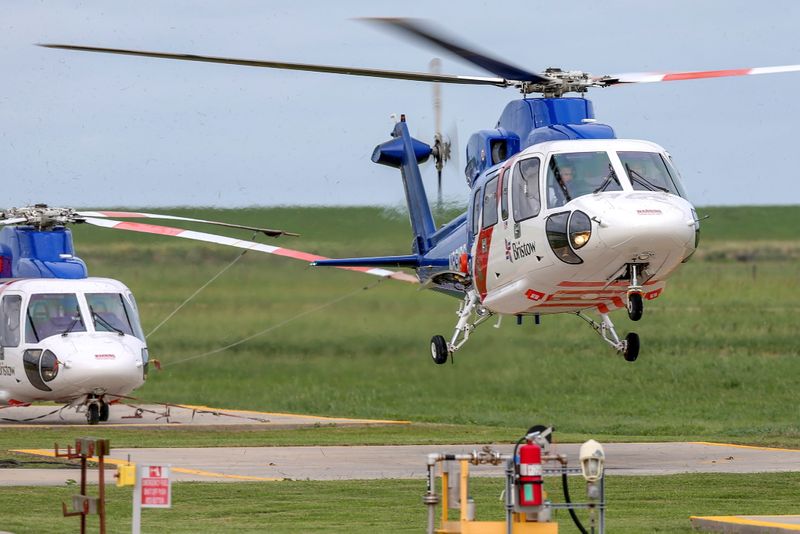 © Reuters. FOTO DE ARCHIVO: Un helicóptero que transportaba a trabajadores evacuados de las plataformas de producción de petróleo aterriza antes de la tormenta tropical Cristóbal, en el helipuerto Bristow Galliano en Galliano, Luisiana, EEUU. El 6 de junio de 2020.  REUTERS/Jonathan Bachman/File Photo
