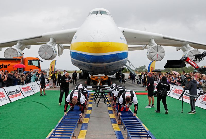 &copy; Reuters. 　ウクライナの首都キエフ郊外にあるホストーメリ空港で２６日、怪力自慢の男性ら８人が世界最大の貨物飛行機「アントノフ―２２５ムリーヤ」を人力で引っ張るイベントが行われた（２