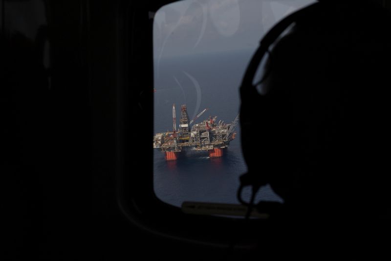 © Reuters. Les compagnies pétrolières américaines ont commencé jeudi à évacuer par avion le personnel présent sur leurs plates-formes pétrolières du golfe du Mexique et ont déplacé leurs installations offshores en prévision d'un puissant ouragan attendu ce week-end. /Photo d'archives/REUTERS/Chris Bond