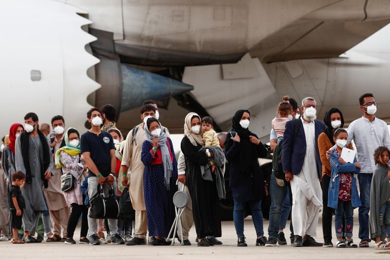 © Reuters. FILE PHOTO: Afghan citizens who have been evacuated from Kabul arrive at Torrejon Air Base in Torrejon de Ardoz, outside Madrid, Spain, August 24, 2021. REUTERS/Javier Barbancho