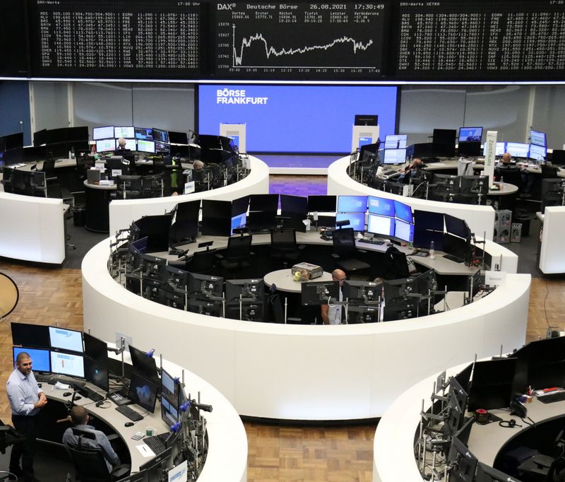 &copy; Reuters. متعاملون أثناء التداول في بورصة فرانكفورت الألمانية يوم 25 أغسطس آب 2021. صورة لرويترز.
