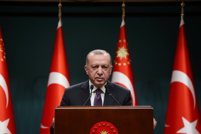 &copy; Reuters. الرئيس التركي رجب طيب أردوغان يتحدث إلى صحفيين في أنقرة يوم 26 أبريل نيسان 2021. صورة حصلت عليها رويترز من المكتب الإعلامي للرئاسة التركية تحظر
