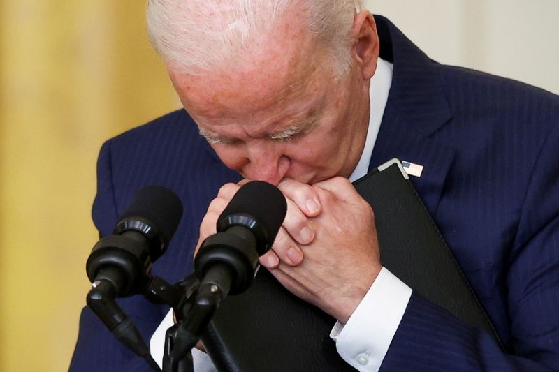 &copy; Reuters. Il presidente degli Stati Uniti Joe Biden durante una conferenza stampa alla Casa Bianca in seguito all'attacco Isis-K in Afghanistan. REUTERS/Jonathan Ernst  