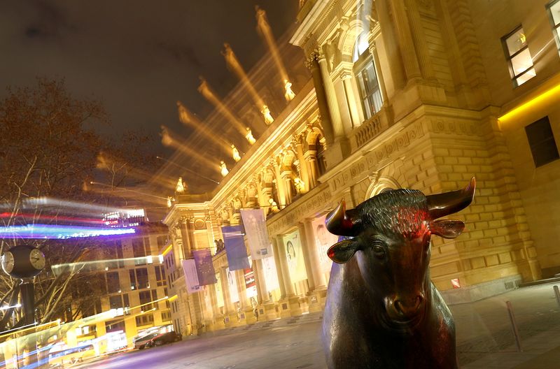 &copy; Reuters. FILE PHOTO: The bull, symbol for successful trading, is seen in front of the German stock exchange in Frankfurt, Germany, February 12, 2019.  REUTERS/Kai Pfaffenbach/File Photo